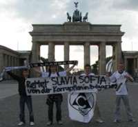 Край Бранденбургската врата се вее знамето на "Славия"